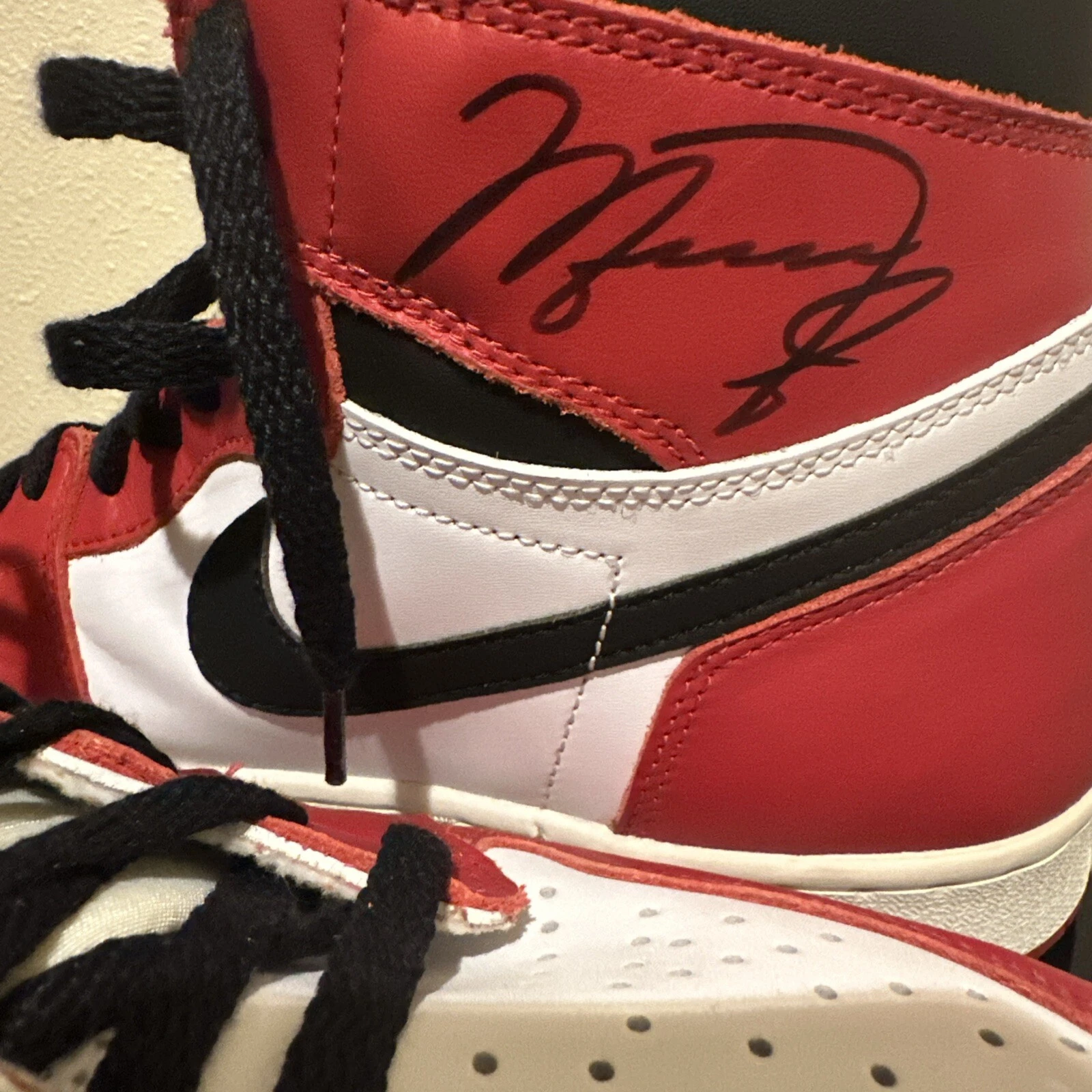 Michael Jordan Dual Autographed 1985 Nike Air Jordan 1 Sneakers – Chicago Bulls - Image 6